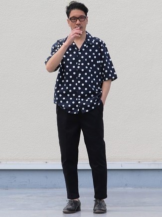 Dunkelblaues und weißes gepunktetes Kurzarmhemd kombinieren – 29 Herren Outfits