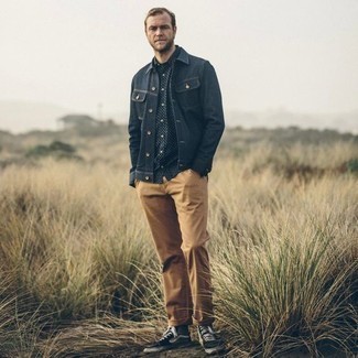 Dunkelblaues und weißes gepunktetes Kurzarmhemd kombinieren – 29 Herren Outfits