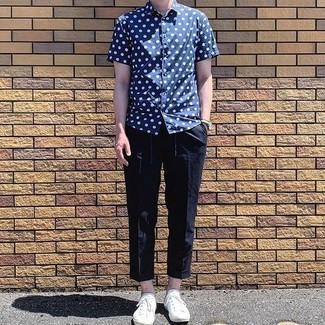 Dunkelblaues und weißes gepunktetes Kurzarmhemd kombinieren – 29 Herren Outfits