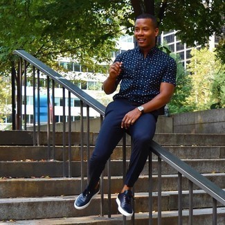 Dunkelblaues und weißes gepunktetes Kurzarmhemd kombinieren – 29 Herren Outfits