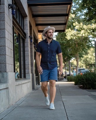 Dunkelblaues und weißes gepunktetes Kurzarmhemd kombinieren – 29 Herren Outfits