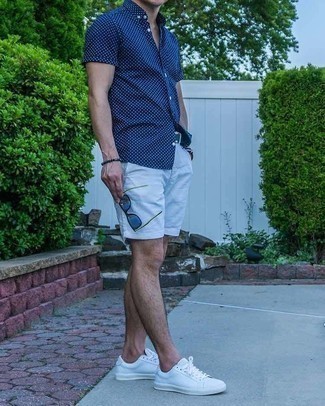 Dunkelblaues und weißes gepunktetes Kurzarmhemd kombinieren – 29 Herren Outfits