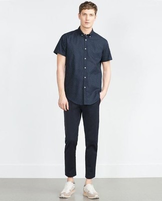 Dunkelblaues und weißes gepunktetes Kurzarmhemd kombinieren – 29 Herren Outfits
