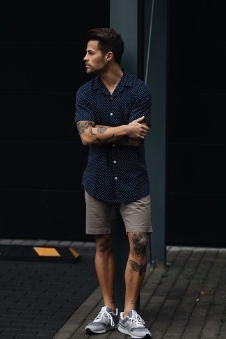 Dunkelblaues und weißes gepunktetes Kurzarmhemd kombinieren – 29 Herren Outfits