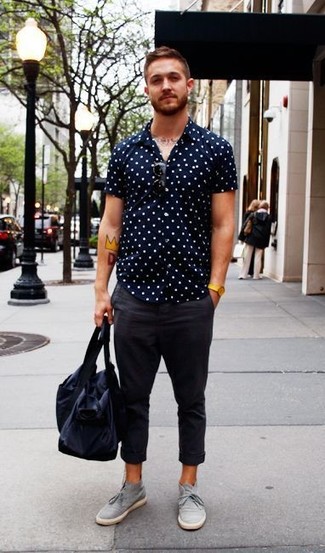 Dunkelblaues und weißes gepunktetes Kurzarmhemd kombinieren – 29 Herren Outfits