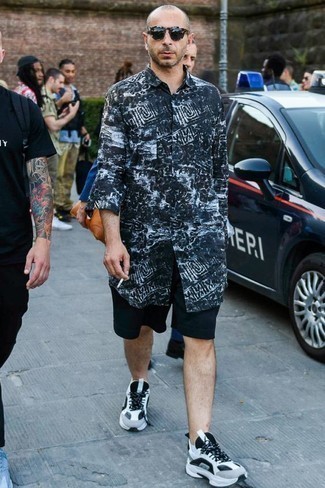 Wie dunkelblaues und weißes bedrucktes Langarmhemd mit dunkelblauer Shorts zu kombinieren – 3 Herren Outfits