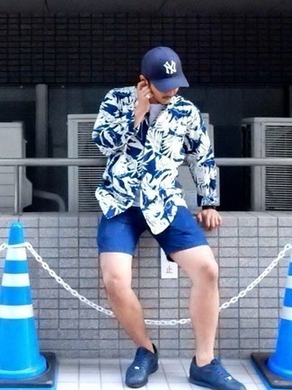 Wie dunkelblaues und weißes bedrucktes Langarmhemd mit dunkelblauer Shorts zu kombinieren – 3 Herren Outfits