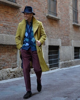 Dunkelblaue Strickjacke mit Argyle-Muster kombinieren – 3 Herren Outfits