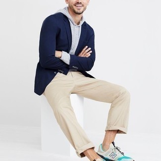 Welche Pullover mit einem Kapuze mit dunkelblauen Sakkos zu tragen – 23 Herren Outfits