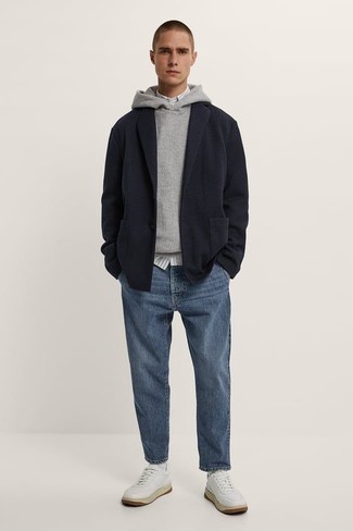 Welche Pullover mit einem Kapuze mit dunkelblauen Sakkos zu tragen – 23 Herren Outfits