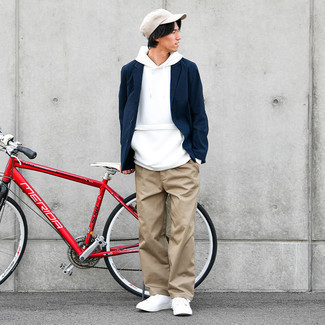 Welche Pullover mit einem Kapuze mit dunkelblauen Sakkos zu tragen – 23 Herren Outfits