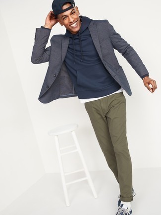 Welche Pullover mit einem Kapuze mit dunkelblauen Sakkos zu tragen – 23 Herren Outfits
