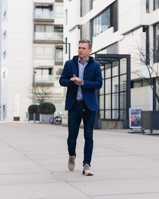 Welche Pullover mit einem Kapuze mit dunkelblauen Sakkos zu tragen – 23 Herren Outfits