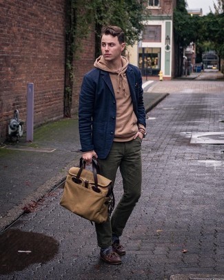 Welche Pullover mit einem Kapuze mit dunkelblauen Sakkos zu tragen – 23 Herren Outfits