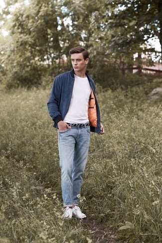 Wie dunkelblaue Bomberjacke mit weißer Segeltuch niedriger Sneakers zu kombinieren – 65 Herren Outfits