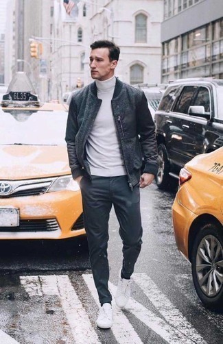 Wie dunkelblaue Bomberjacke mit weißer Segeltuch niedriger Sneakers zu kombinieren – 65 Herren Outfits