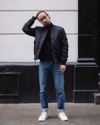 Wie dunkelblaue Bomberjacke mit weißer Segeltuch niedriger Sneakers zu kombinieren – 65 Herren Outfits