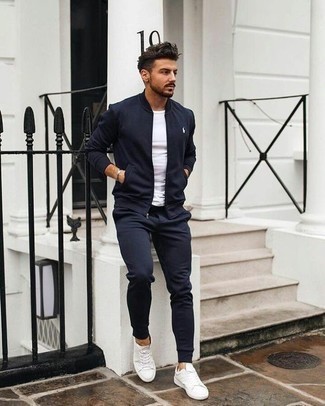 Wie dunkelblaue Bomberjacke mit weißer Segeltuch niedriger Sneakers zu kombinieren – 65 Herren Outfits