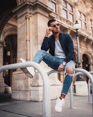 Wie dunkelblaue Bomberjacke mit weißer Segeltuch niedriger Sneakers zu kombinieren – 65 Herren Outfits
