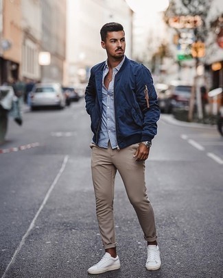 Wie dunkelblaue Bomberjacke mit weißer Segeltuch niedriger Sneakers zu kombinieren – 65 Herren Outfits