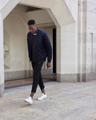 Wie dunkelblaue Bomberjacke mit weißer Segeltuch niedriger Sneakers zu kombinieren – 65 Herren Outfits