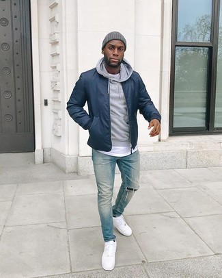 Wie dunkelblaue Bomberjacke mit weißer Segeltuch niedriger Sneakers zu kombinieren – 65 Herren Outfits