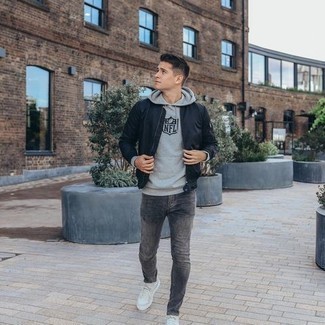 Wie dunkelblaue Bomberjacke mit weißer Segeltuch niedriger Sneakers zu kombinieren – 65 Herren Outfits