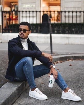 Wie dunkelblaue Bomberjacke mit weißer Segeltuch niedriger Sneakers zu kombinieren – 65 Herren Outfits