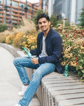 Wie dunkelblaue Bomberjacke mit weißer Segeltuch niedriger Sneakers zu kombinieren – 65 Herren Outfits