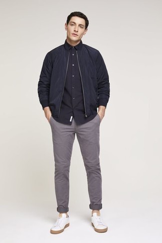 Wie dunkelblaue Bomberjacke mit weißer Segeltuch niedriger Sneakers zu kombinieren – 65 Herren Outfits