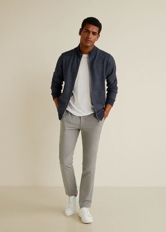 Wie dunkelblaue Bomberjacke mit weißer Segeltuch niedriger Sneakers zu kombinieren – 65 Herren Outfits