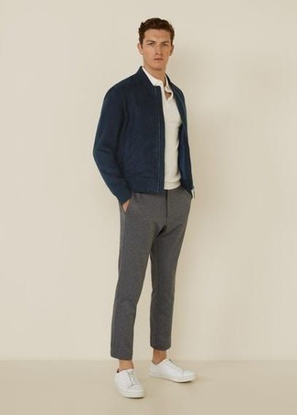 Wie dunkelblaue Bomberjacke mit weißer Segeltuch niedriger Sneakers zu kombinieren – 65 Herren Outfits