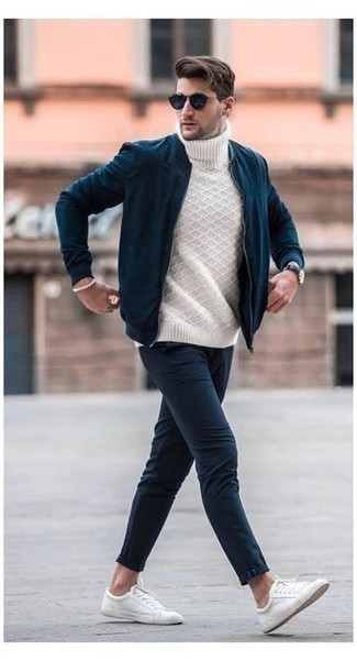 Wie dunkelblaue Bomberjacke mit weißer Segeltuch niedriger Sneakers zu kombinieren – 65 Herren Outfits