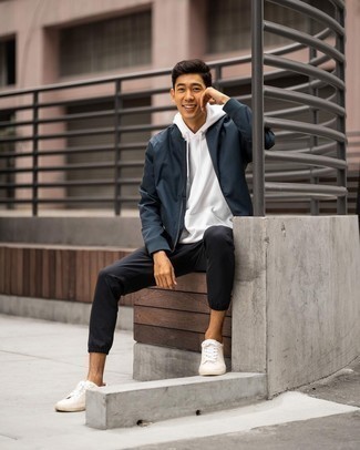 Wie dunkelblaue Bomberjacke mit weißer Segeltuch niedriger Sneakers zu kombinieren – 65 Herren Outfits