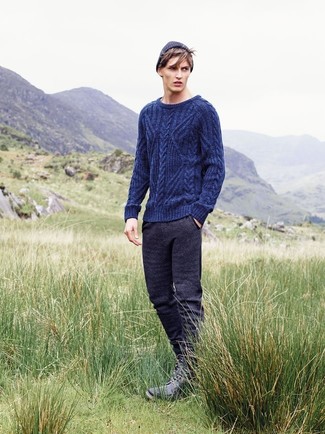 Wie dunkelblauen Strickpullover mit schwarzer Lederfreizeitstiefel zu kombinieren – 5 Herren Outfits