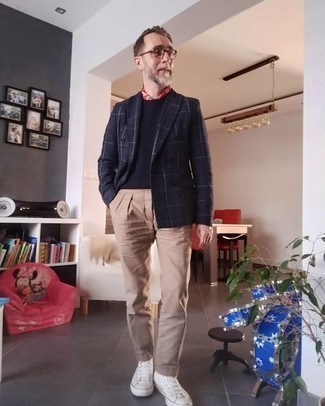 Dunkelblaue Jacke mit Karomuster kombinieren – 28 Frühling Herren Outfits