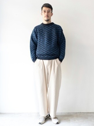 Dunkelblauen Pullover mit einem Rundhalsausschnitt mit Chevron-Muster kombinieren – 3 Herren Outfits