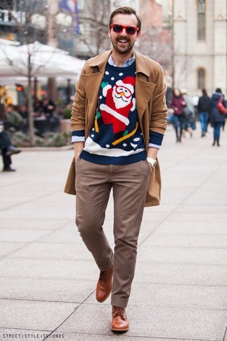 Dunkelblauen Pullover mit einem Rundhalsausschnitt mit Weihnachten Muster kombinieren – 3 Herren Outfits