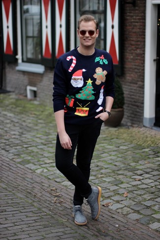 Dunkelblauen Pullover mit einem Rundhalsausschnitt mit Weihnachten Muster kombinieren – 3 Herren Outfits