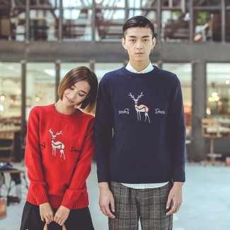 Dunkelblauen Pullover mit einem Rundhalsausschnitt mit Weihnachten Muster kombinieren – 3 Herren Outfits