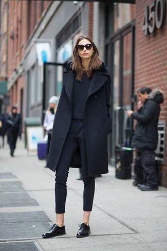 Wie dunkelblauen Pullover mit einem Rundhalsausschnitt mit schwarzer Leder Oxford Schuhe zu kombinieren – 2 Damen Outfits