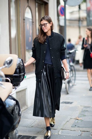 Wie dunkelblauen Pullover mit einem Rundhalsausschnitt mit schwarzer Leder Oxford Schuhe zu kombinieren – 2 Damen Outfits