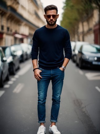Wie dunkelblauen Pullover mit einem Rundhalsausschnitt mit blauer Jeans zu kombinieren – 253 Herren Outfits
