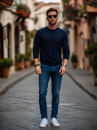 Wie dunkelblauen Pullover mit einem Rundhalsausschnitt mit blauer Jeans zu kombinieren – 253 Herren Outfits