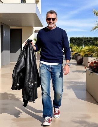 Wie dunkelblauen Pullover mit einem Rundhalsausschnitt mit blauer Jeans zu kombinieren – 163 Herbst Herren Outfits