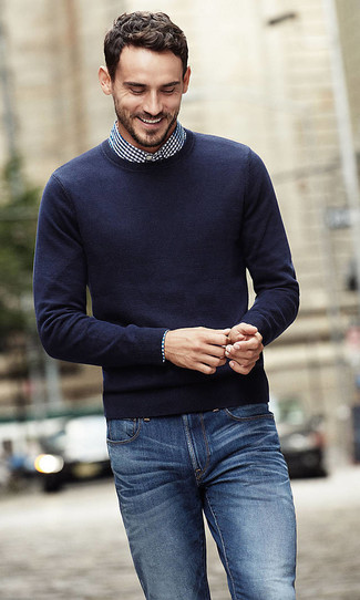 Wie dunkelblauen Pullover mit einem Rundhalsausschnitt mit blauer Jeans zu kombinieren – 253 Herren Outfits