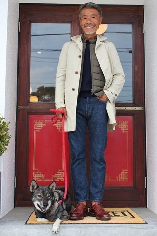 50 Jährige: Wie dunkelblauen Pullover mit einem Rundhalsausschnitt mit blauer Jeans zu kombinieren – 22 Herren Outfits