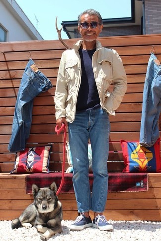 Wie dunkelblauen Pullover mit einem Rundhalsausschnitt mit blauer Jeans zu kombinieren – 253 Herren Outfits