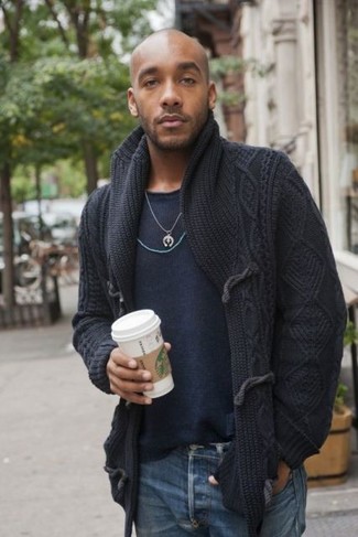 Wie dunkelblauen Pullover mit einem Rundhalsausschnitt mit blauer Jeans zu kombinieren – 253 Herren Outfits