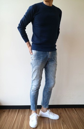 Wie dunkelblauen Pullover mit einem Rundhalsausschnitt mit blauer Jeans zu kombinieren – 253 Herren Outfits